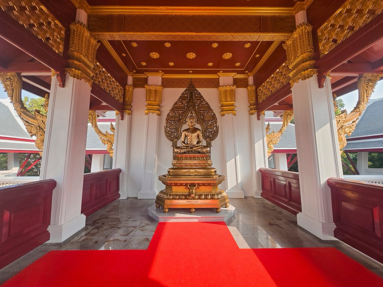 หอพระ ที่ประดิษฐานพระนิรันตรายประจำสถาบัน